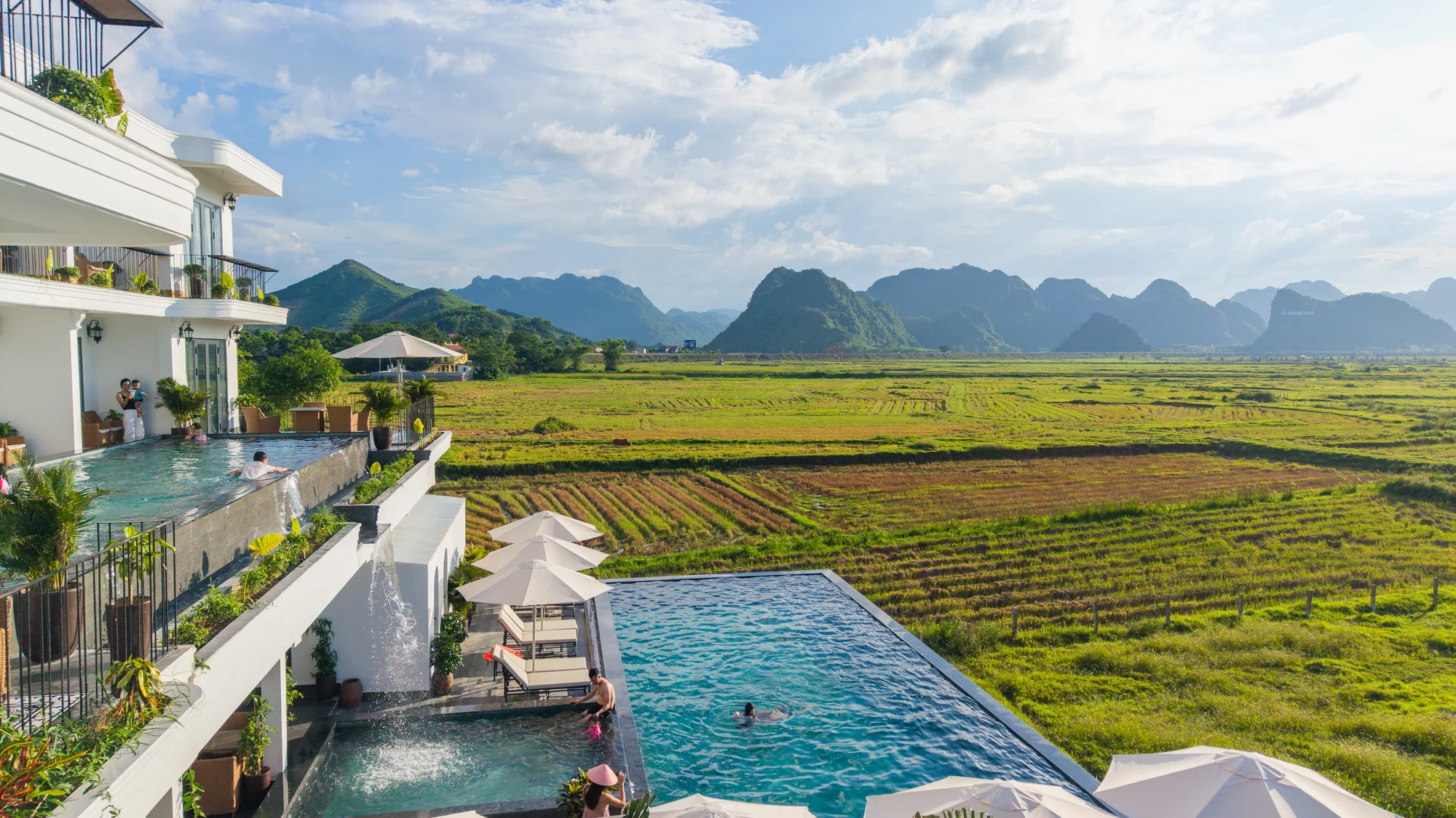 Karst Residence nhìn ra đồng lúa và núi đá vôi Phong Nha
